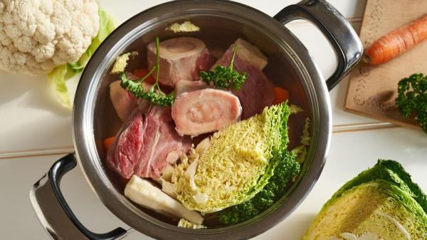 Jordi Cruz, chef: “El caldo más rico y saludable se hace con 1 kg de huesos, 2 litros de agua y 12 g de sal” - Cómo enriquecer el caldo de huesos con verduras y hierbas