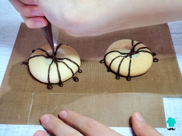 Receta de Galletas de Halloween fáciles: cómo hacer 4 diseños terroríficos con chocolate y una sola masa - Paso 13