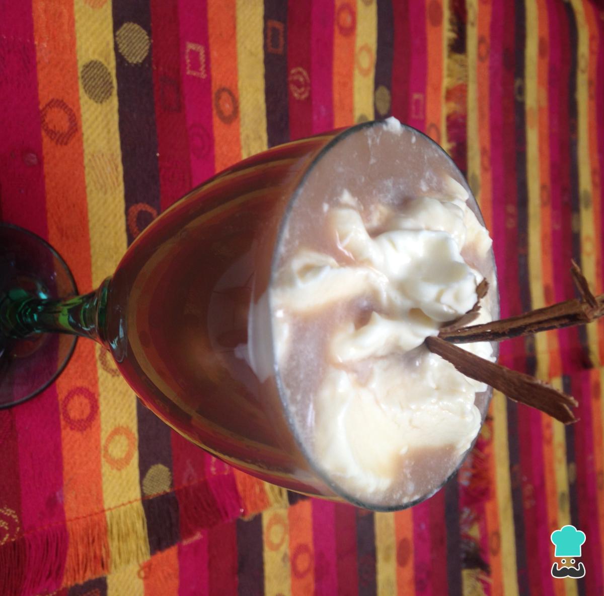 Café irlandés con ron y baileys