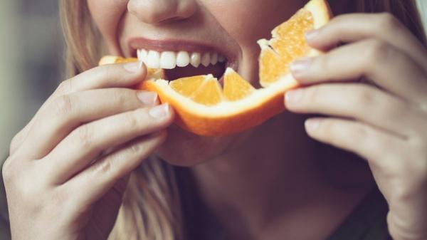 En España se come poca fruta: un informe del Ministerio de Agricultura señala cuáles son las cinco más saludables - El aguacate, el plátano y la naranja: por qué merece la pena que sigan en tu frutero