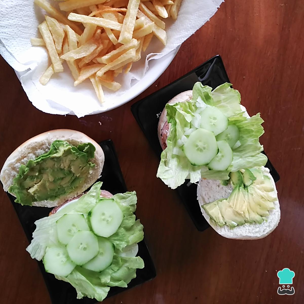 Receta de Hamburguesa con aguacate y lechuga