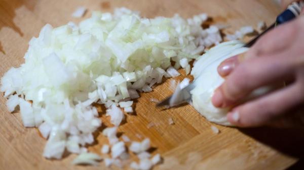 Qué va primero, el ajo o la cebolla: el detalle que los cocineros sí conocen y cambia por completo el sabor de tus platos - Así debes cortar el ajo y la cebolla para un mejor sofrito