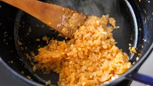 Qué va primero, el ajo o la cebolla: el detalle que los cocineros sí conocen y cambia por completo el sabor de tus platos - Por qué el orden de cocinado sí importa (y mucho)