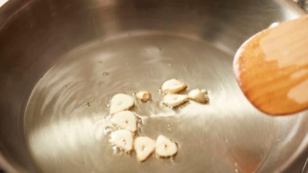 Qué va primero, el ajo o la cebolla: el detalle que los cocineros sí conocen y cambia por completo el sabor de tus platos - Si quieres potenciar el sabor del ajo, haz esto