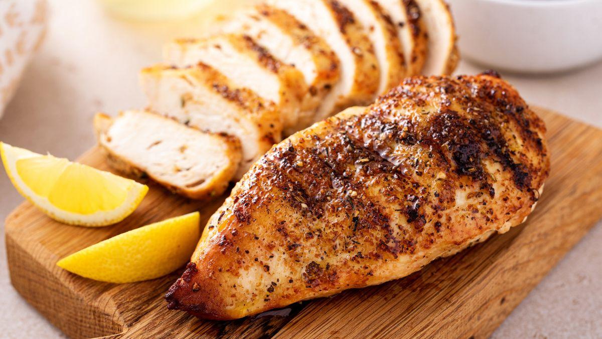 Los cocineros coinciden: “Para que la pechuga de pollo quede más jugosa, marínala 30 minutos con 2 cucharadas de aceite de oliva y medio limón”