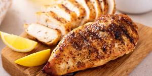 Los cocineros coinciden: “Para que la pechuga de pollo quede más jugosa, marínala 30 minutos con 2 cucharadas de aceite de oliva y medio limón”