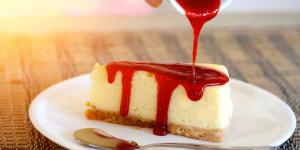 Este es el truco de Anouk Medina para que la tarta de queso con yogur griego quede más deliciosa: "Puedes enriquecerla con una salsa de frutas casera como esta"