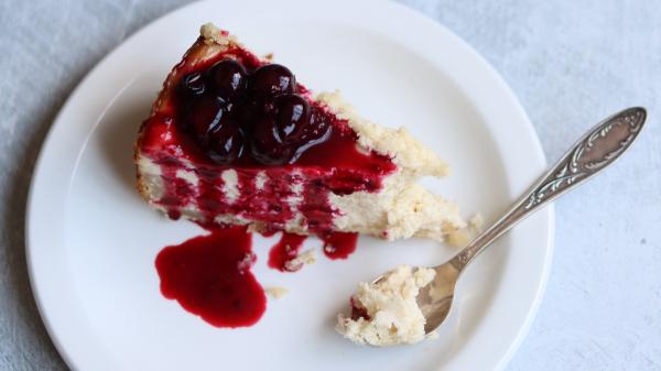 Este es el truco de Anouk Medina para que la tarta de queso con yogur griego quede más deliciosa: "Puedes enriquecerla con una salsa de frutas casera como esta" - La salsa de frutas que transforma la tarta de queso en un postre de restaurante