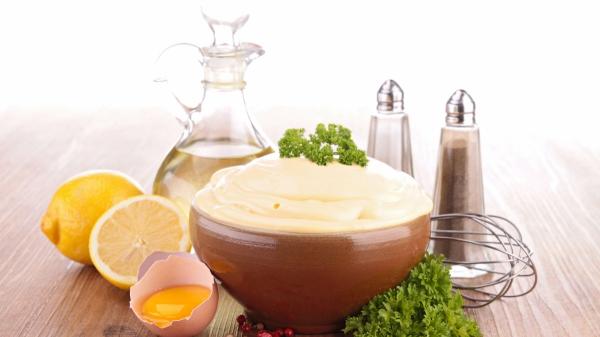 Jordi Cruz, chef: “Para una mayonesa perfecta, la clave está en usar un huevo a temperatura ambiente, aceite suave y 15 ml de zumo de limón” - La receta de mayonesa perfecta de Jordi Cruz, explicada paso a paso