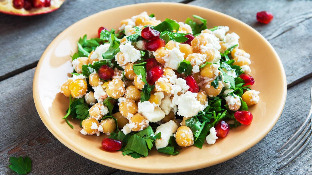 Los cocineros europeos coinciden: “El secreto para mejorar la ensalada de garbanzos consiste en echar hierbas frescas y un toque crujiente”