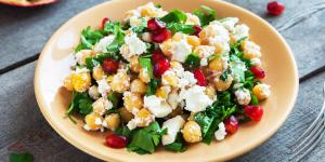 Los cocineros europeos coinciden: “El secreto para mejorar la ensalada de garbanzos consiste en echar hierbas frescas y un toque crujiente”