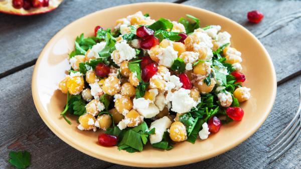 Los cocineros europeos coinciden: “El secreto para mejorar la ensalada de garbanzos consiste en echar hierbas frescas y un toque crujiente”