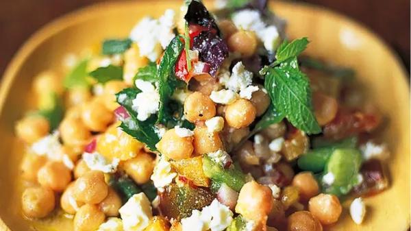 Los cocineros europeos coinciden: “El secreto para mejorar la ensalada de garbanzos consiste en echar hierbas frescas y un toque crujiente” - Los ingredientes que Jamie Oliver combina con garbanzos para conseguir una ensalada diferente