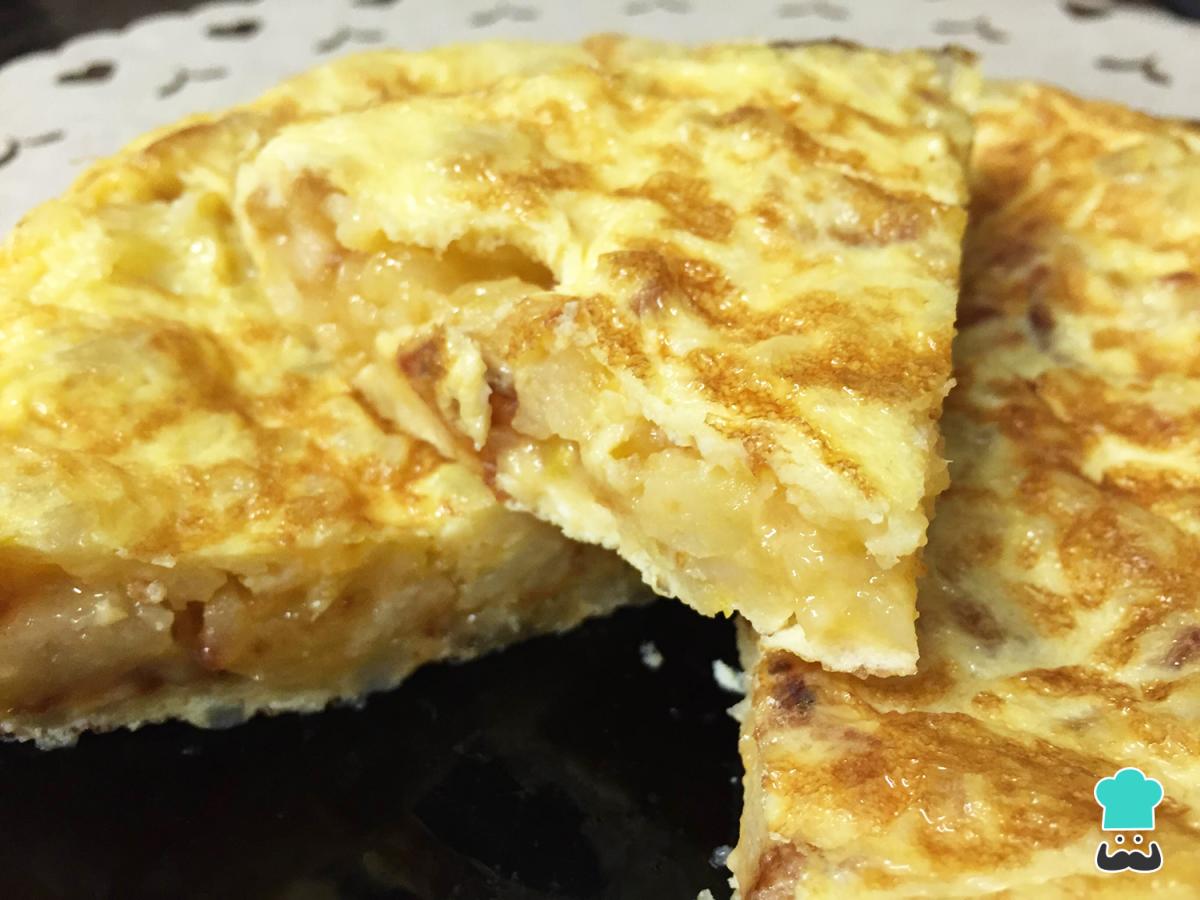 Receta de Tortilla de patatas con cebolla y puerro