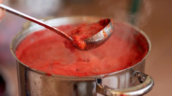 Los chefs europeos coinciden: “Para que la salsa de tomate no quede ácida, no uses azúcar, añade una pizca de bicarbonato” - La cantidad de bicarbonato que debes usar tomate sin estropear la salsa