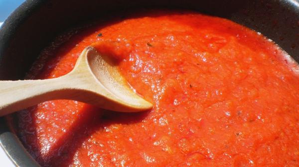 Los chefs europeos coinciden: “Para que la salsa de tomate no quede ácida, no uses azúcar, añade una pizca de bicarbonato” - Por qué el azúcar no elimina realmente la acidez de una salsa de tomate