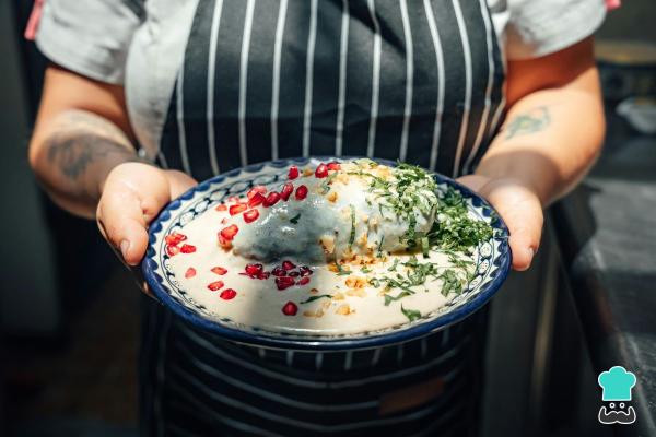 Recetas rentables para el menú de Fiestas Patrias mexicanas - Chiles en nogada con Nestlé Media Crema