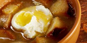 Receta de Huevos escalfados con sopa de ajo