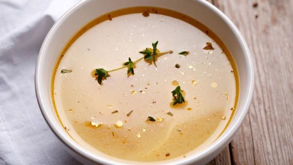 Pablo Ojeda, nutricionista: “La parte del pollo que casi todo el mundo tira es la mejor para regenerar tu intestino, tus articulaciones y tu energía” - Cómo preparar un caldo de pollo nutritivo rico en colágeno