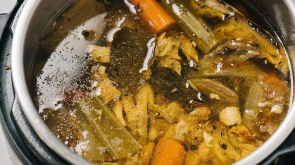 Pablo Ojeda, nutricionista: “La parte del pollo que casi todo el mundo tira es la mejor para regenerar tu intestino, tus articulaciones y tu energía” - Ni pechuga ni muslo: estas partes del pollo son las que debemos aprovechar