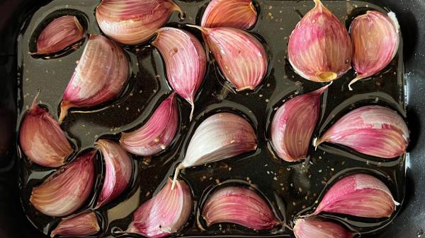 Los chefs franceses coinciden: “Para que el ajo no arruine el puré de patatas, hay que confitarlo antes” - Cómo se prepara un buen ajo confitado paso a paso