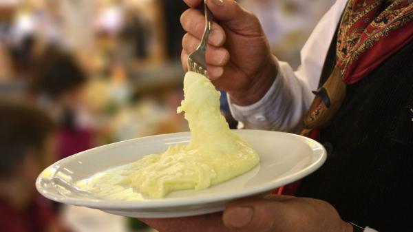 Los chefs franceses coinciden: “Para que el ajo no arruine el puré de patatas, hay que confitarlo antes” - El aligot, el plato francés que lleva siglos combinando puré de patata y ajo
