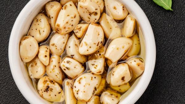 Los chefs franceses coinciden: “Para que el ajo no arruine el puré de patatas, hay que confitarlo antes” - El truco de la alta cocina francesa para un puré de patatas más sabroso