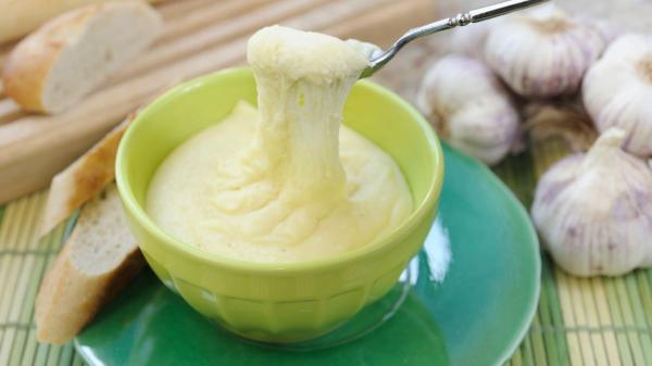 Los chefs franceses coinciden: “Para que el ajo no arruine el puré de patatas, hay que confitarlo antes”