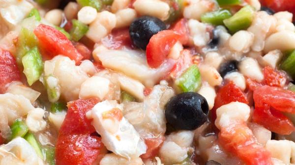 José Andrés, chef: “La ensalada más nutritiva y sabrosa para el verano se hace con un bote de alubias, bacalao y verduras frescas” - Cómo preparar el empedrat de mongetes paso a paso