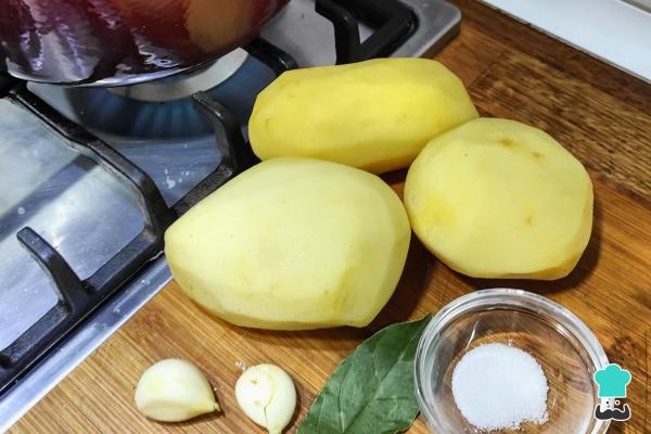 Receta de Patatas revolconas o patatas meneás - Paso 1