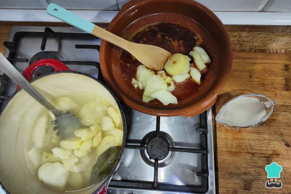 Receta de Patatas revolconas o patatas meneás - Paso 5