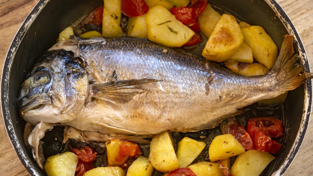 Los chefs coinciden: “Para que el pescado al horno quede jugoso y no se seque, es tan sencillo como colocar un recipiente con agua en una esquina”