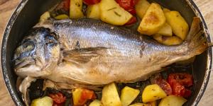 Los chefs coinciden: “Para que el pescado al horno quede jugoso y no se seque, es tan sencillo como colocar un recipiente con agua en una esquina”