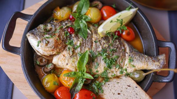 Los chefs coinciden: “Para que el pescado al horno quede jugoso y no se seque, es tan sencillo como colocar un recipiente con agua en una esquina” - Pescado jugoso sí, pero sin olvidar este importante detalle de seguridad