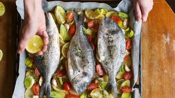 Los chefs coinciden: “Para que el pescado al horno quede jugoso y no se seque, es tan sencillo como colocar un recipiente con agua en una esquina” - Por qué un recipiente con agua puede ayudar a conseguir un pescado al horno más jugoso