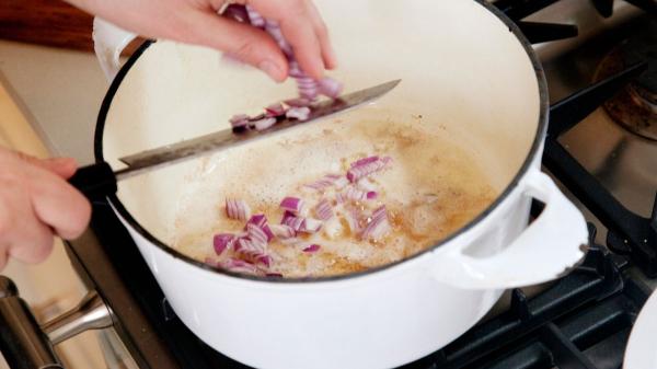 Carmen Butrón, cocinera: “Para que la crema de verduras quede más sabrosa y cremosa, sofríe las verduras antes de hervirlas y usa caldo casero” - La clave está en sofreír bien las verduras antes de añadir el caldo