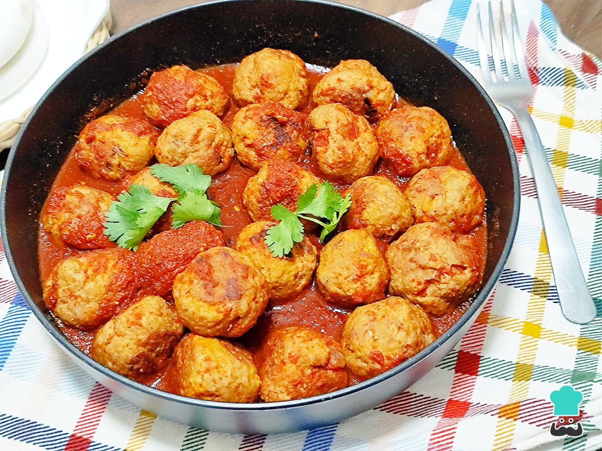 Receta de Albóndigas enchipotladas