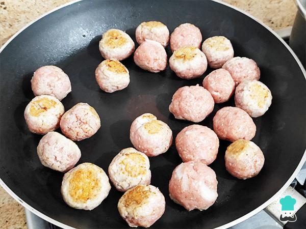 Receta de Albóndigas enchipotladas - Paso 2