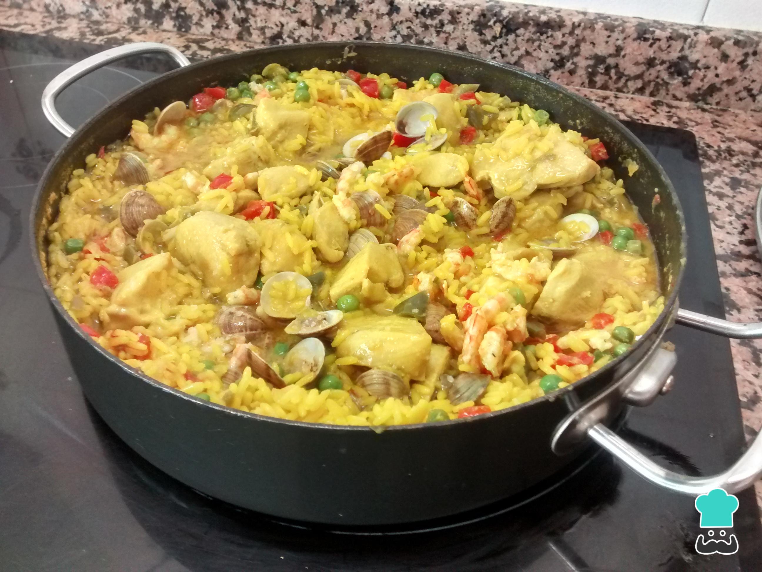 Paella de pollo y verduras