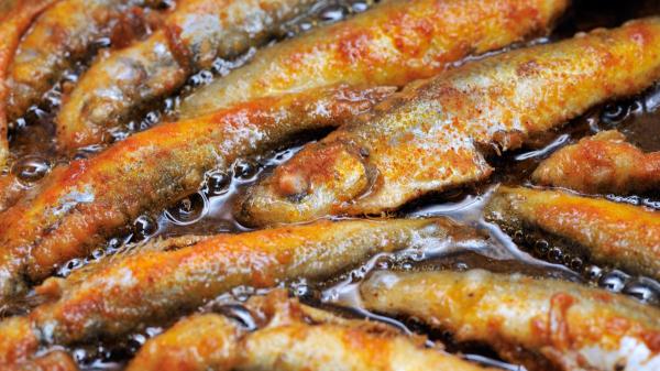 Los expertos en nutrición coinciden: “El pescado frito más saludable no se hace con harina de trigo, sino con harina de garbanzo, ajo y pimentón” - Qué dice la ciencia sobre el aceite y la temperatura del pescado frito
