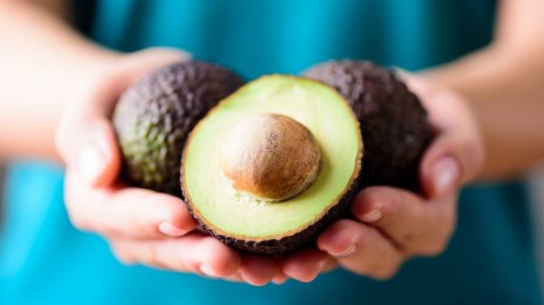 Mejora tu memoria después de los 55: estas tres frutas no pueden faltar en tu dieta según la ciencia - Aguacate: proteger las neuronas con grasas saludables