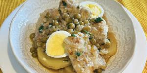 Receta de Merluza con guisantes y patatas: un guiso casero sencillo, económico y reconfortante
