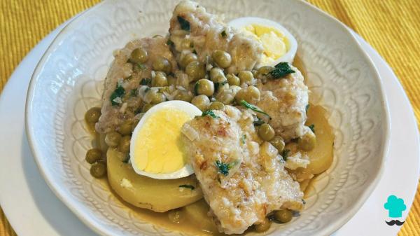 Receta de Merluza con guisantes y patatas: un guiso casero sencillo, económico y reconfortante