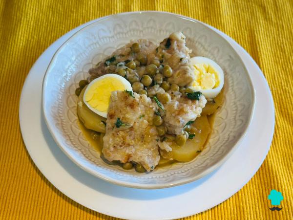 Receta de Merluza con guisantes y patatas: un guiso casero sencillo, económico y reconfortante - Paso 11
