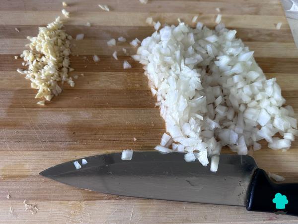 Receta de Merluza con guisantes y patatas: un guiso casero sencillo, económico y reconfortante - Paso 2