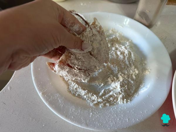 Receta de Merluza con guisantes y patatas: un guiso casero sencillo, económico y reconfortante - Paso 3