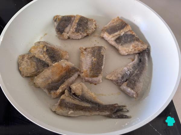 Receta de Merluza con guisantes y patatas: un guiso casero sencillo, económico y reconfortante - Paso 4