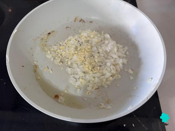 Receta de Merluza con guisantes y patatas: un guiso casero sencillo, económico y reconfortante - Paso 5