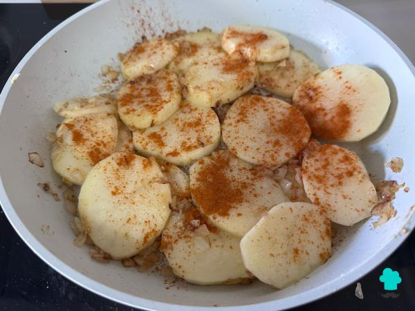 Receta de Merluza con guisantes y patatas: un guiso casero sencillo, económico y reconfortante - Paso 6