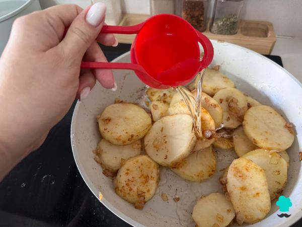 Receta de Merluza con guisantes y patatas: un guiso casero sencillo, económico y reconfortante - Paso 7